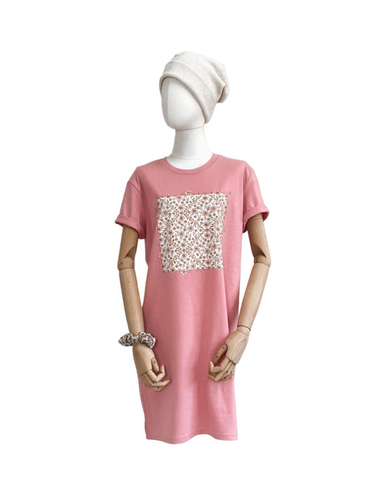 T-shirt dress / floral garland / bubble gum