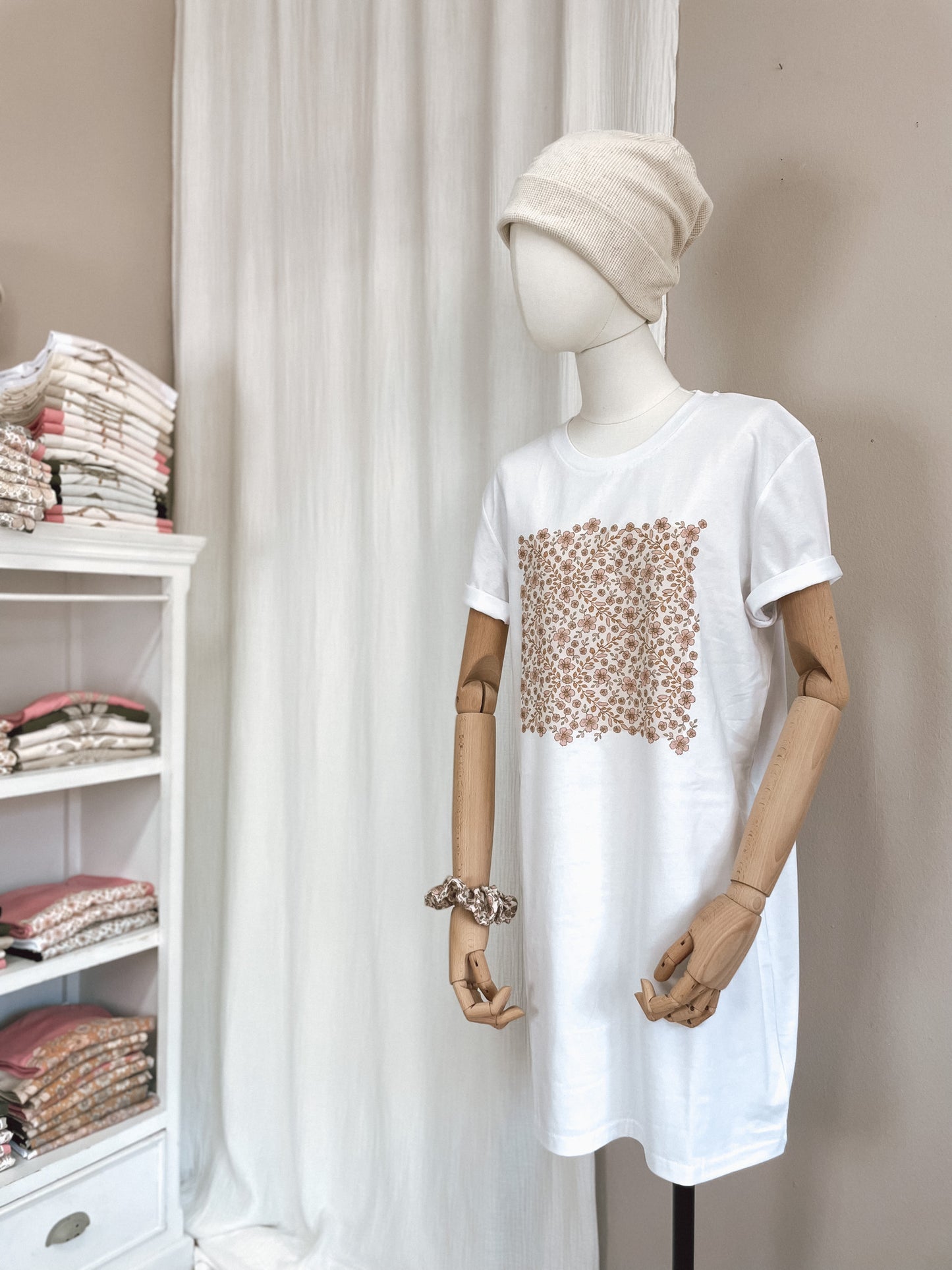 T-shirt dress / floral garland / white