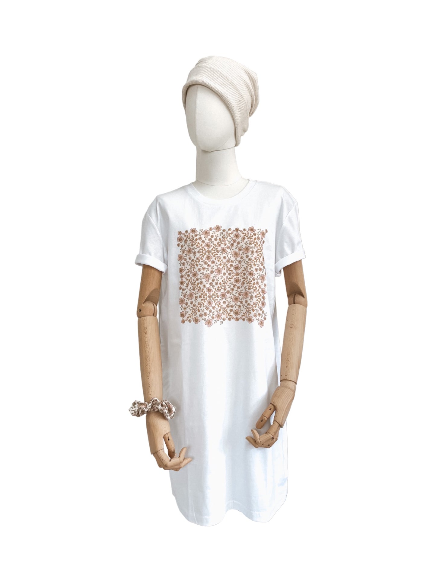 T-shirt dress / floral garland / white