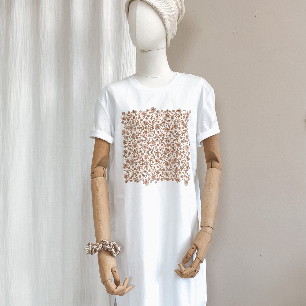 
                      
                        T-shirt dress / floral garland / white
                      
                    