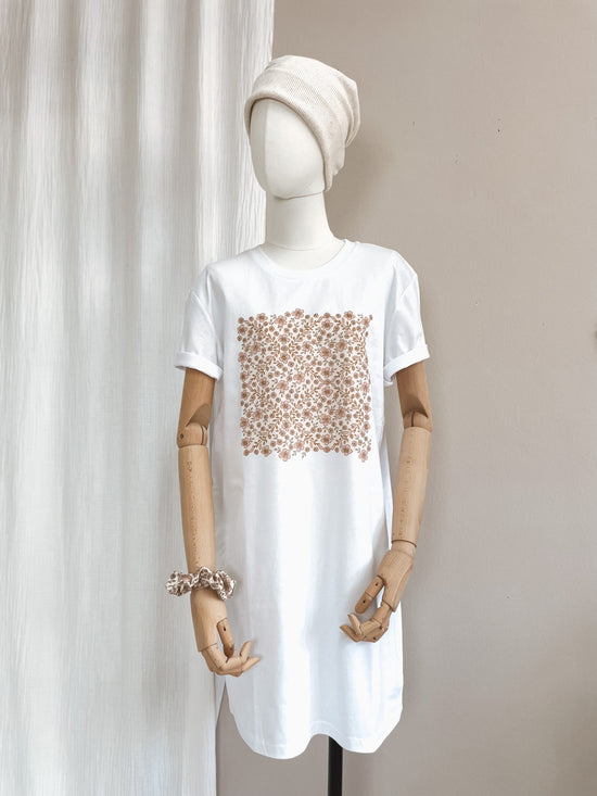 T-shirt dress / floral garland / white