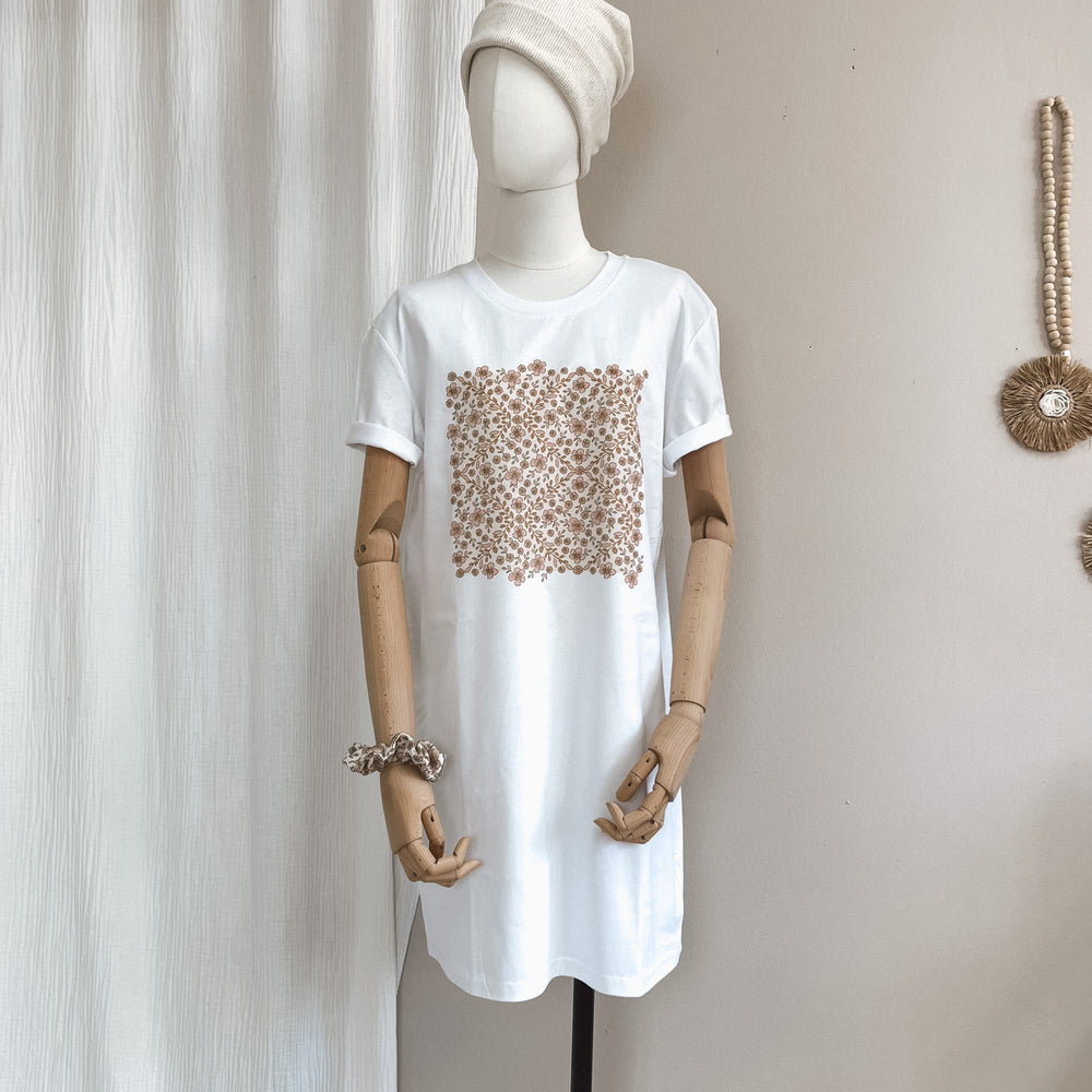 
                      
                        T-shirt dress / floral garland / white
                      
                    