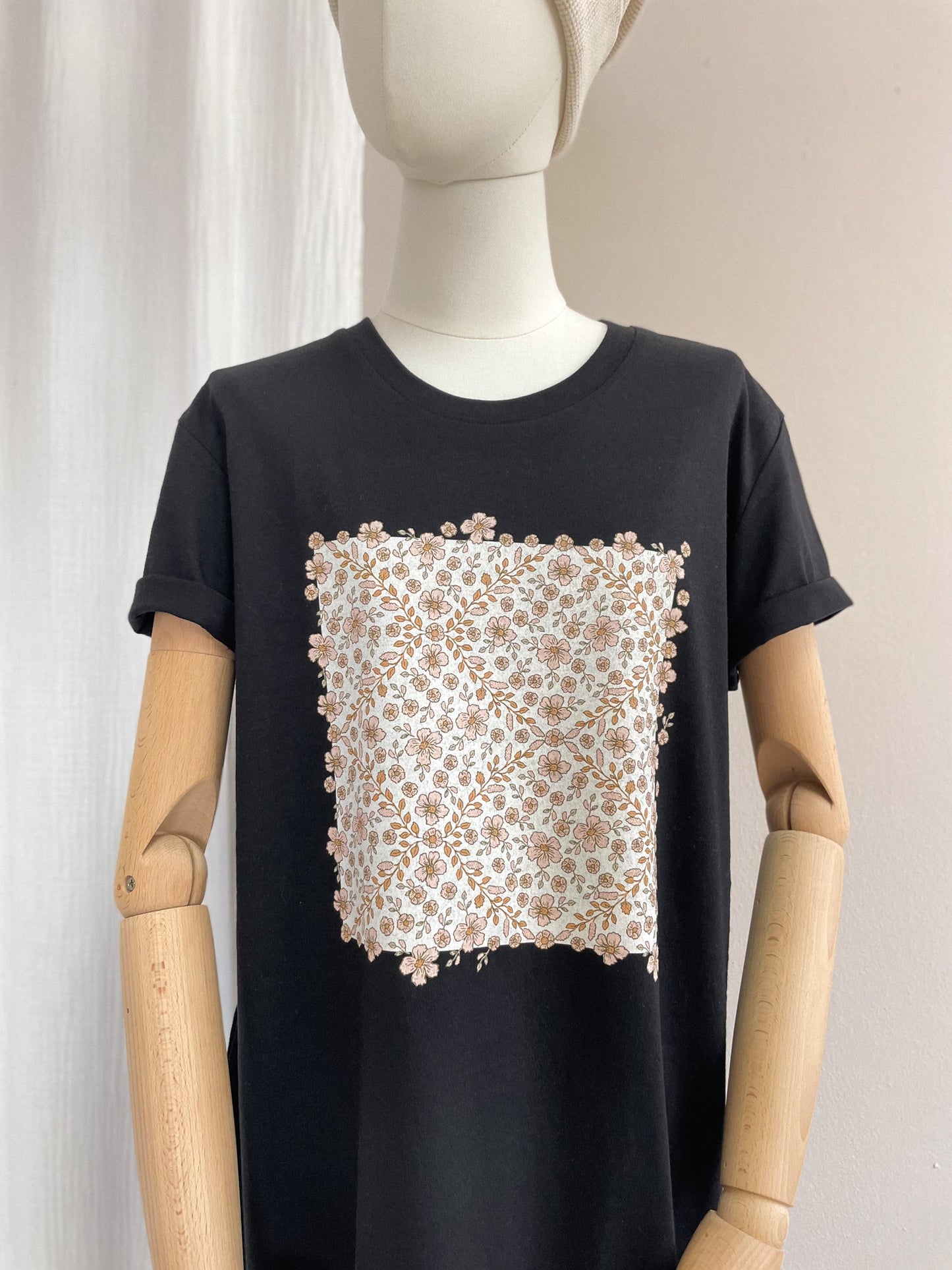 T-shirt dress / floral garland / black