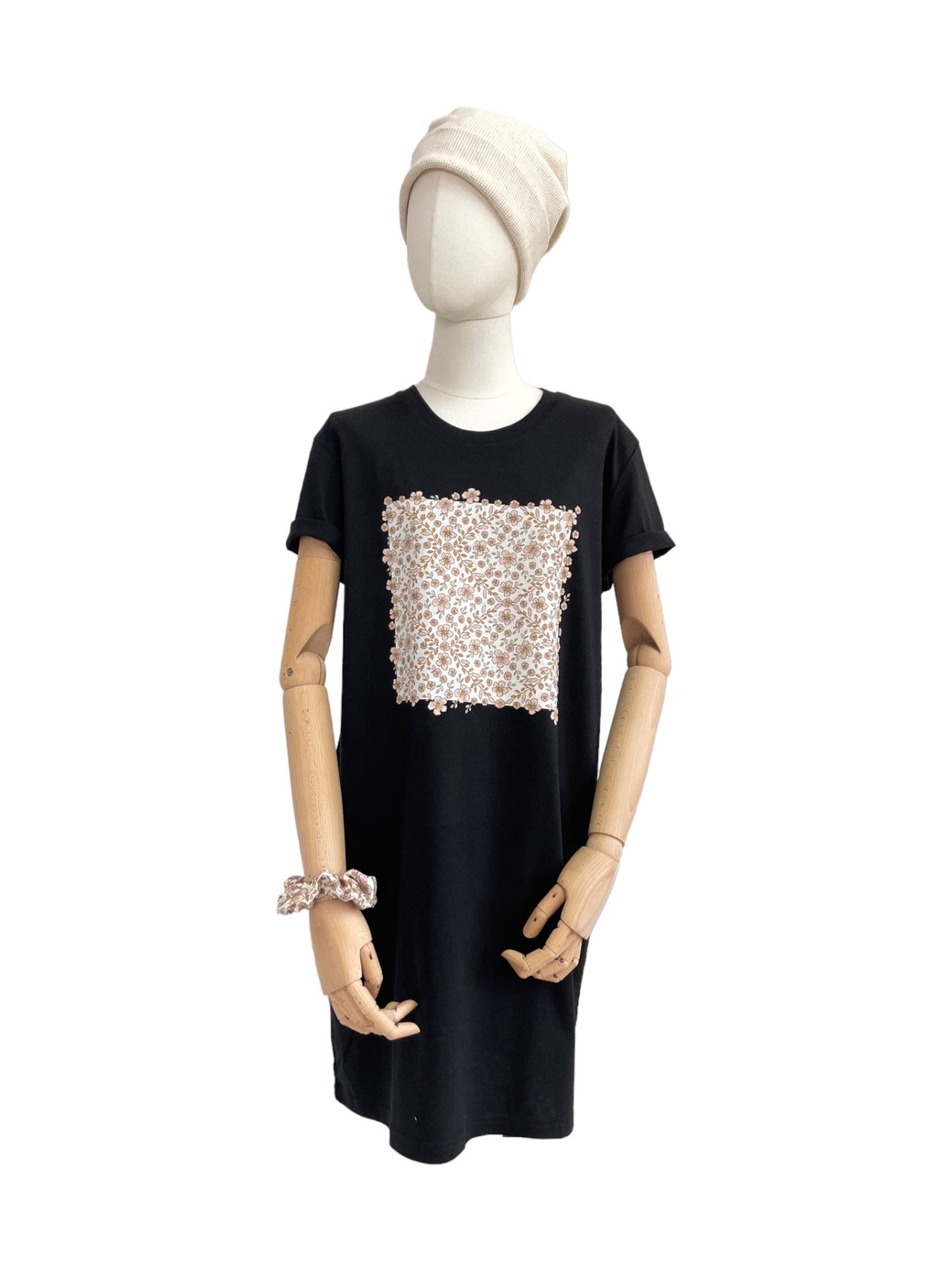 T-shirt dress / floral garland / black