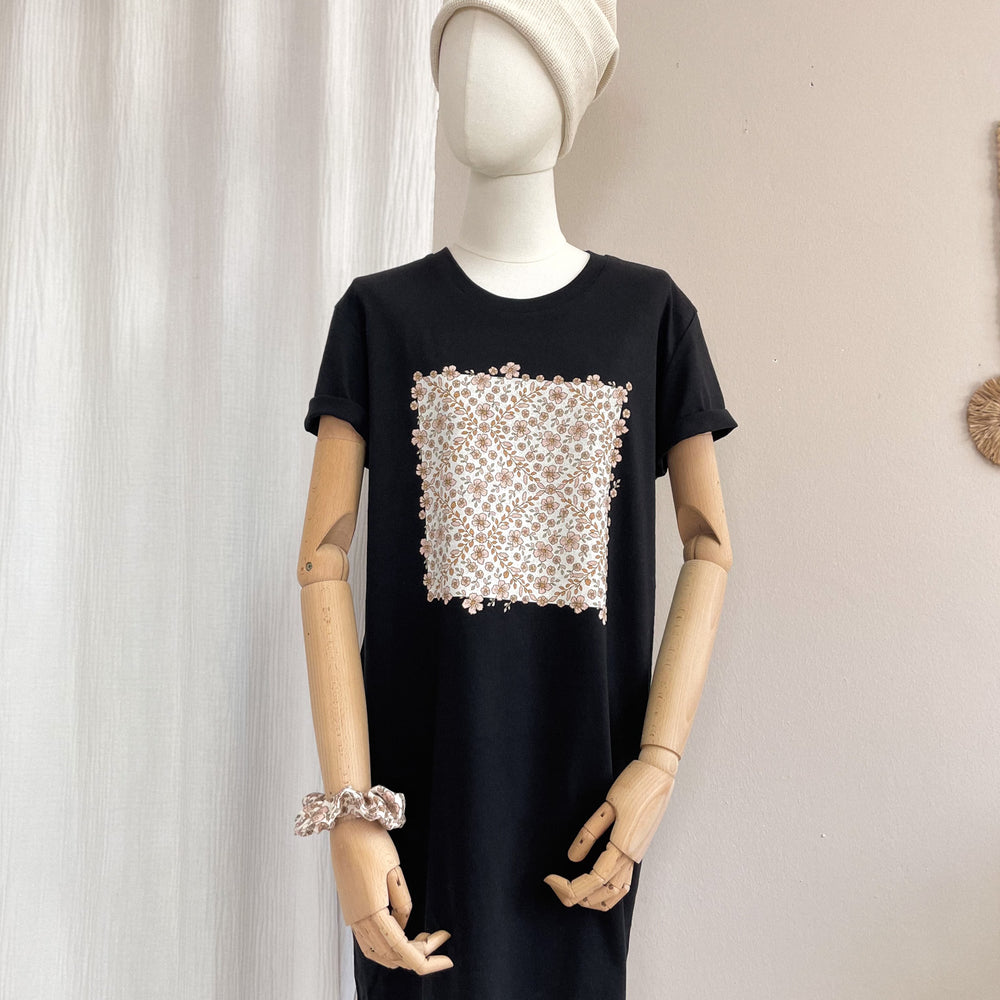 
                      
                        T-shirt obleka / floral garland - black 
                      
                    