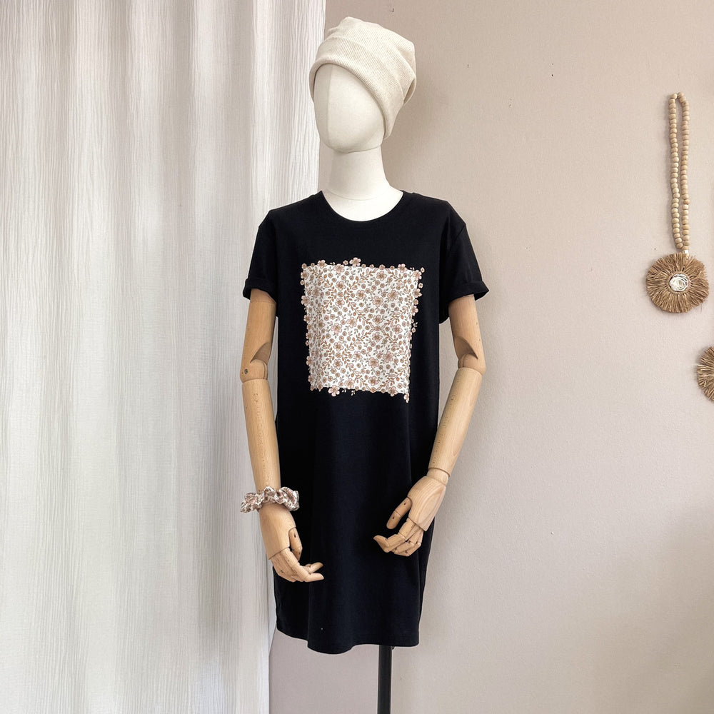 
                      
                        T-shirt dress / floral garland / black
                      
                    