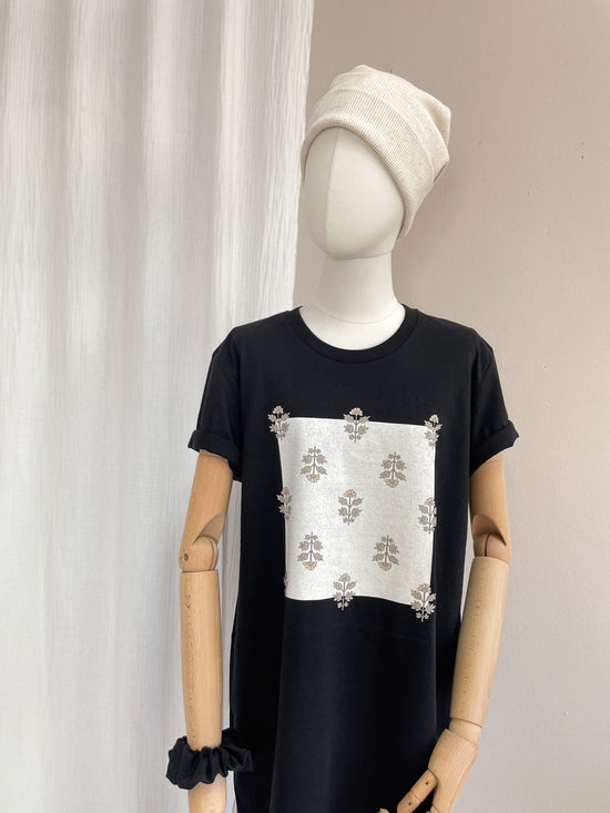 T-shirt dress / simple floral / black