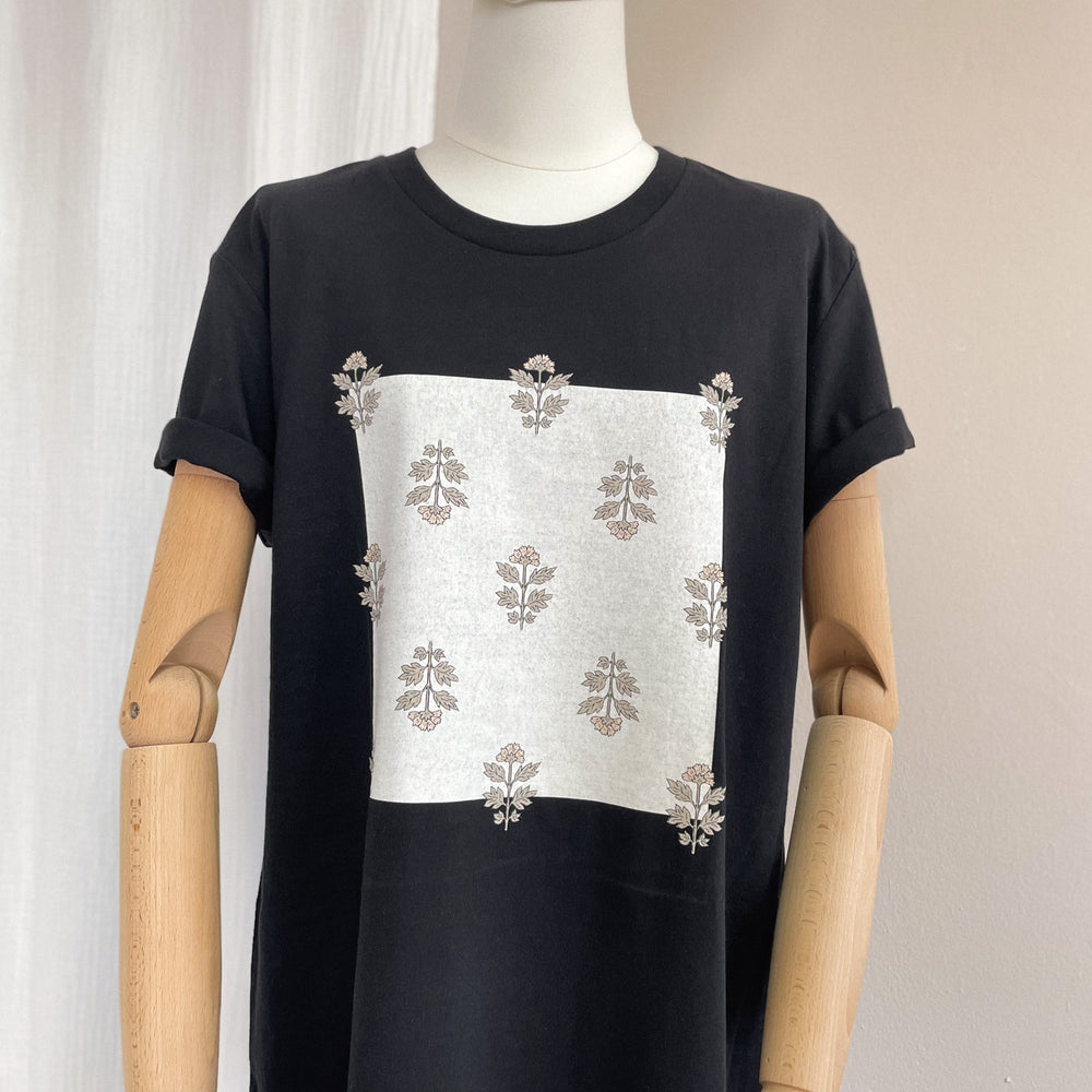 
                      
                        T-shirt obleka / simple flowers - black
                      
                    