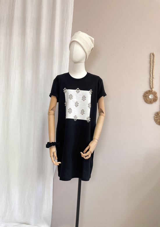 T-shirt dress / simple floral / black