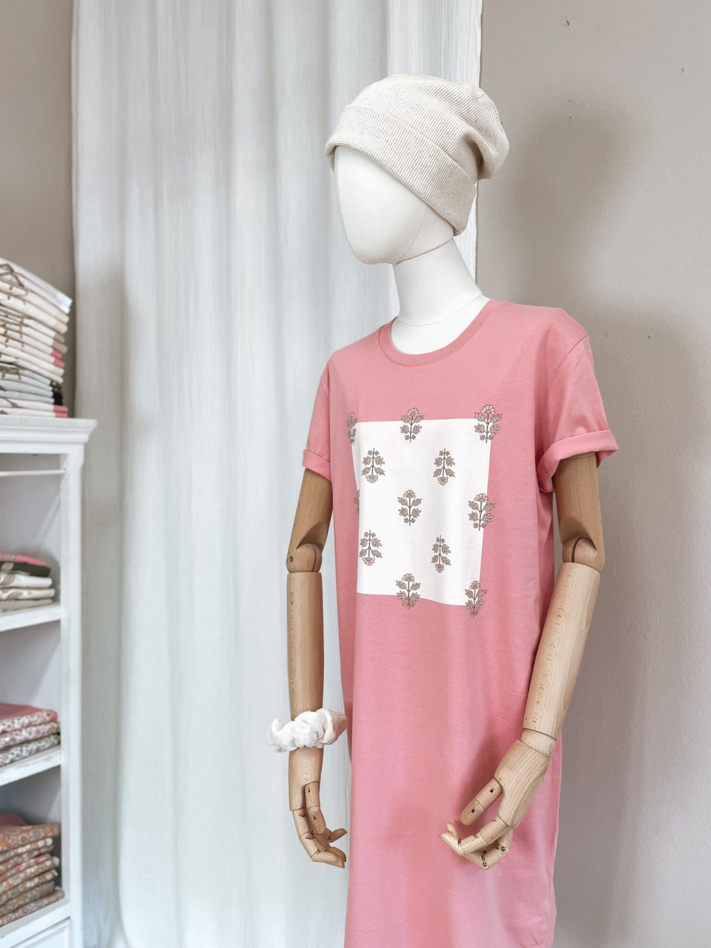 Load image into Gallery viewer, T-shirt dress / simple floral / bubble gum
