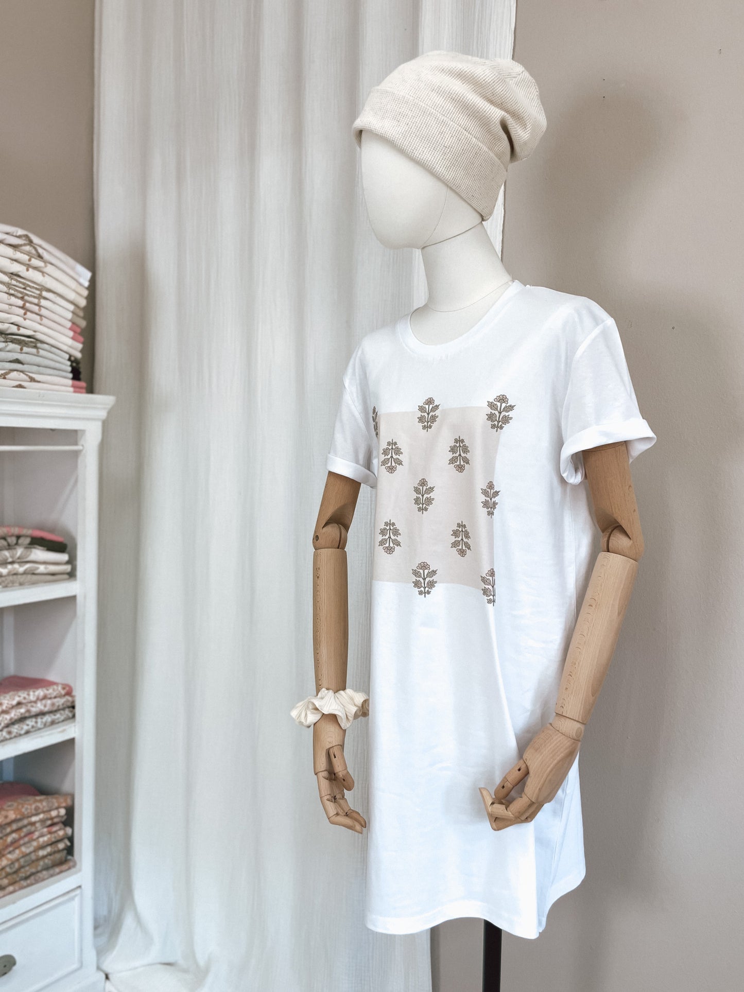 T-shirt obleka / simple floral - white