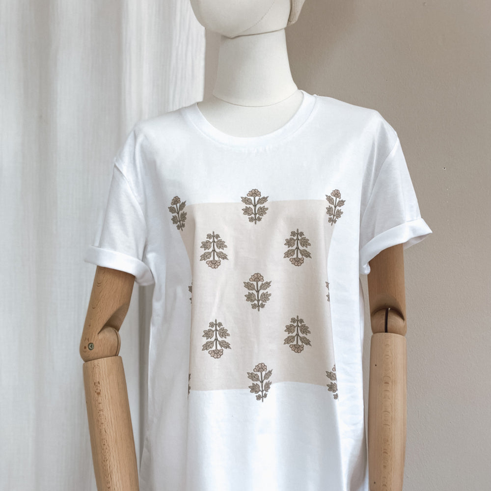 
                      
                        T-shirt obleka / simple floral - white
                      
                    