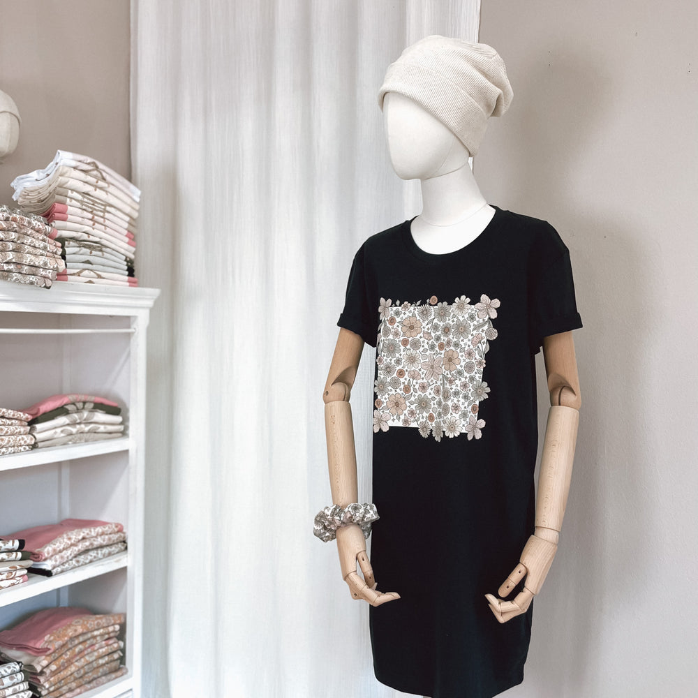 
                      
                        T-shirt dress / Ecru bold floral / black
                      
                    