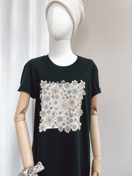 T-shirt dress / Ecru bold floral / black