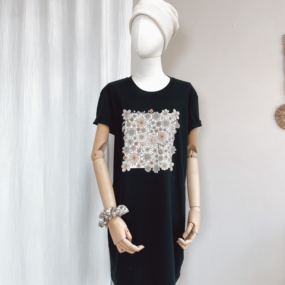 
                      
                        T-shirt obleka / ecru bold floral - black
                      
                    