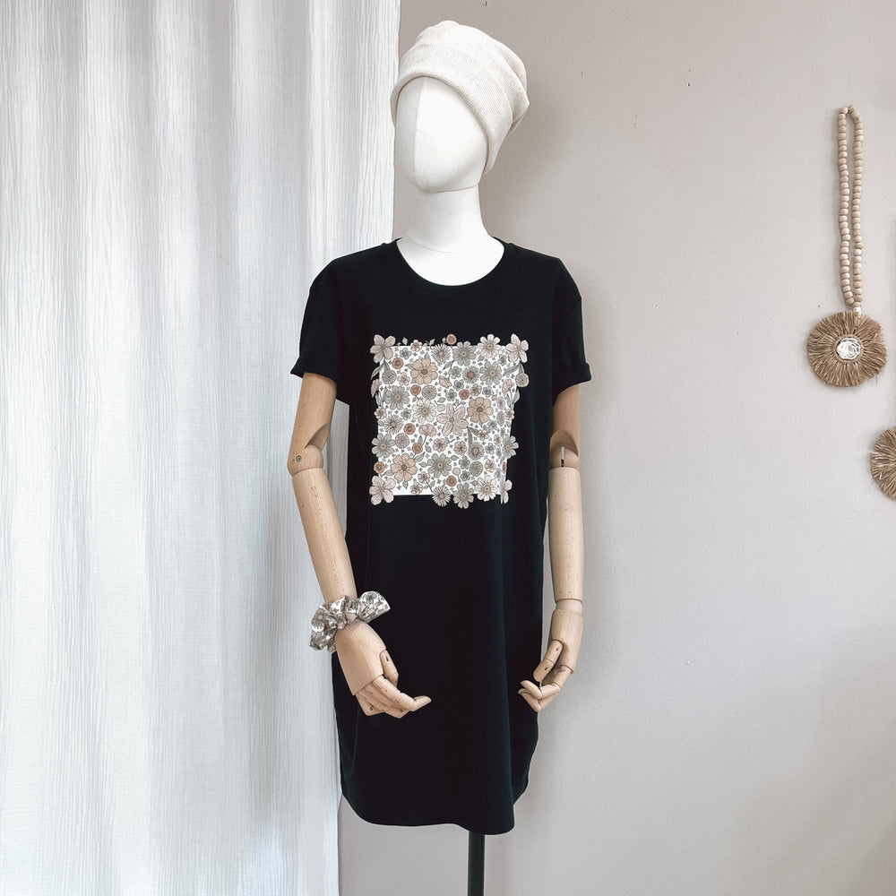 
                      
                        T-shirt dress / Ecru bold floral / black
                      
                    