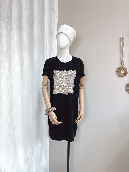 T-shirt dress / Ecru bold floral / black