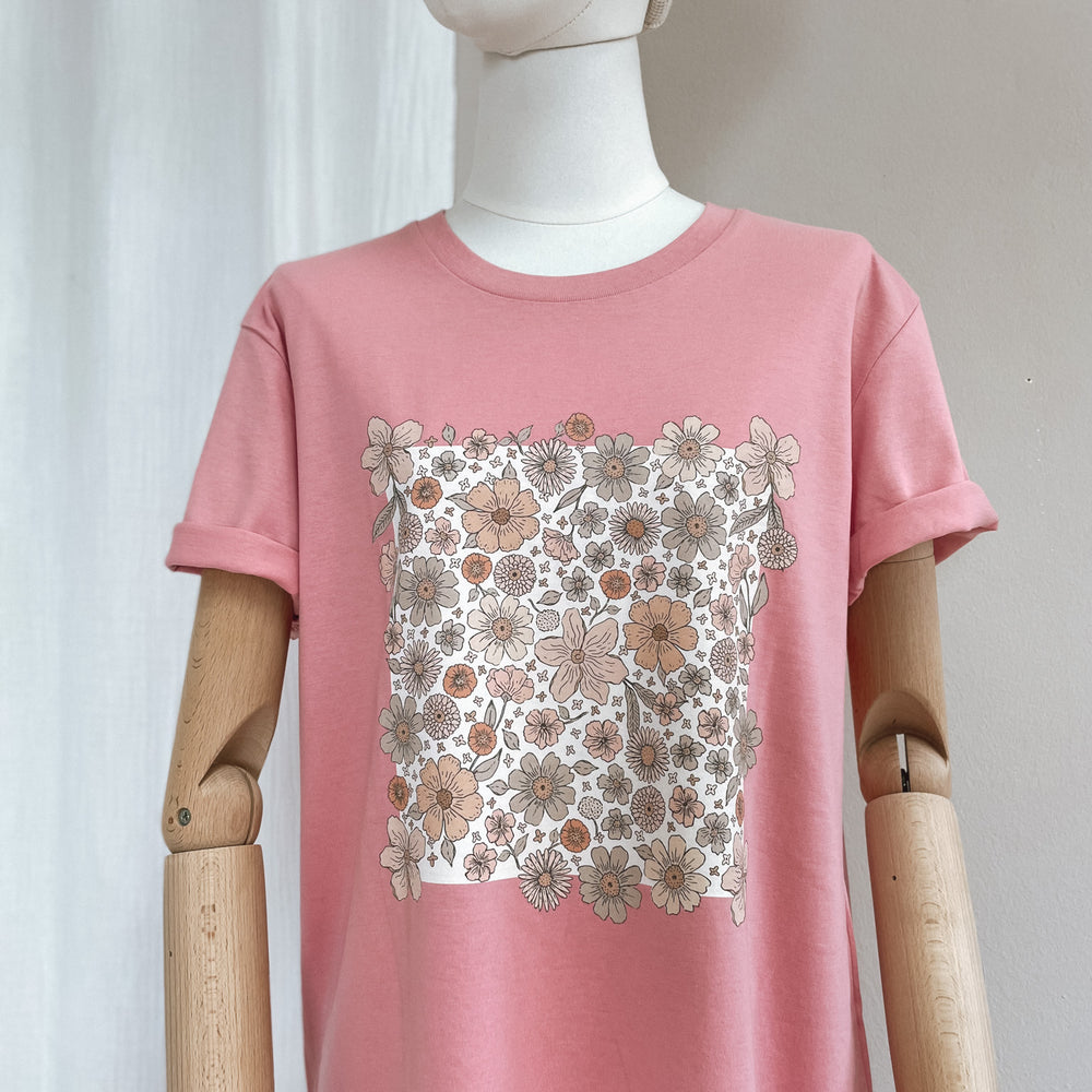 
                      
                        T-shirt obleka / ecru bold floral - bubble gum
                      
                    