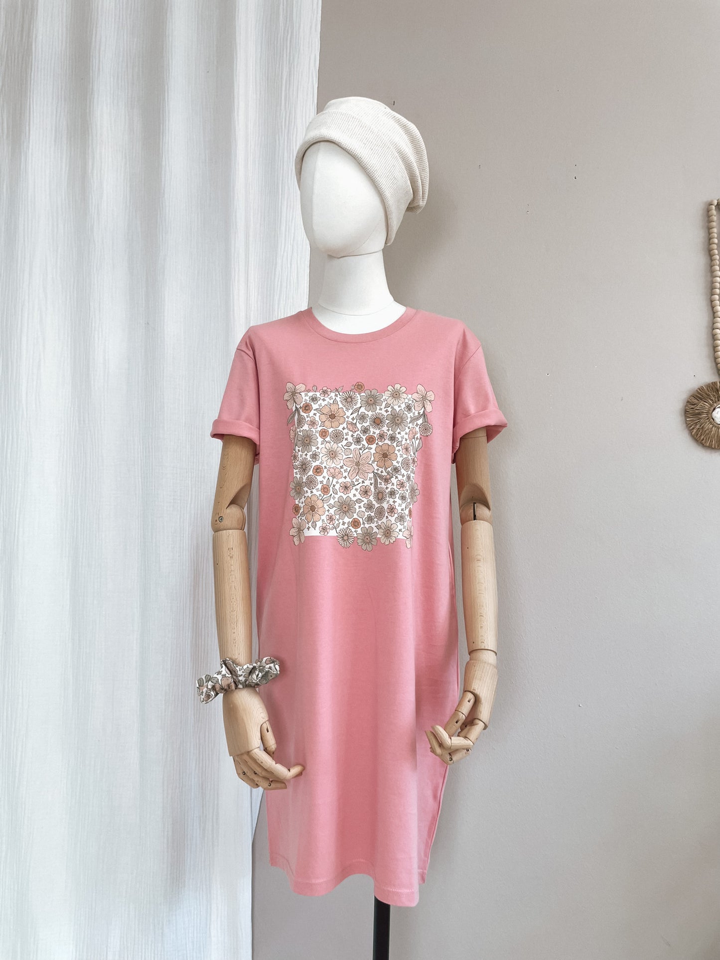 T-shirt dress / Ecru bold floral / bubble gum