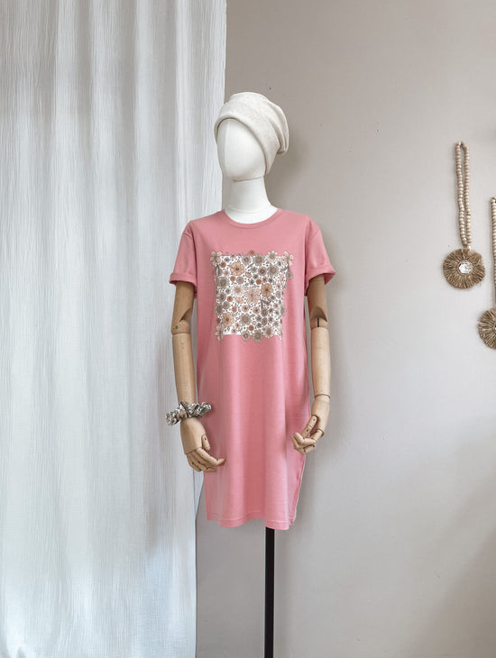 T-shirt dress / Ecru bold floral / bubble gum