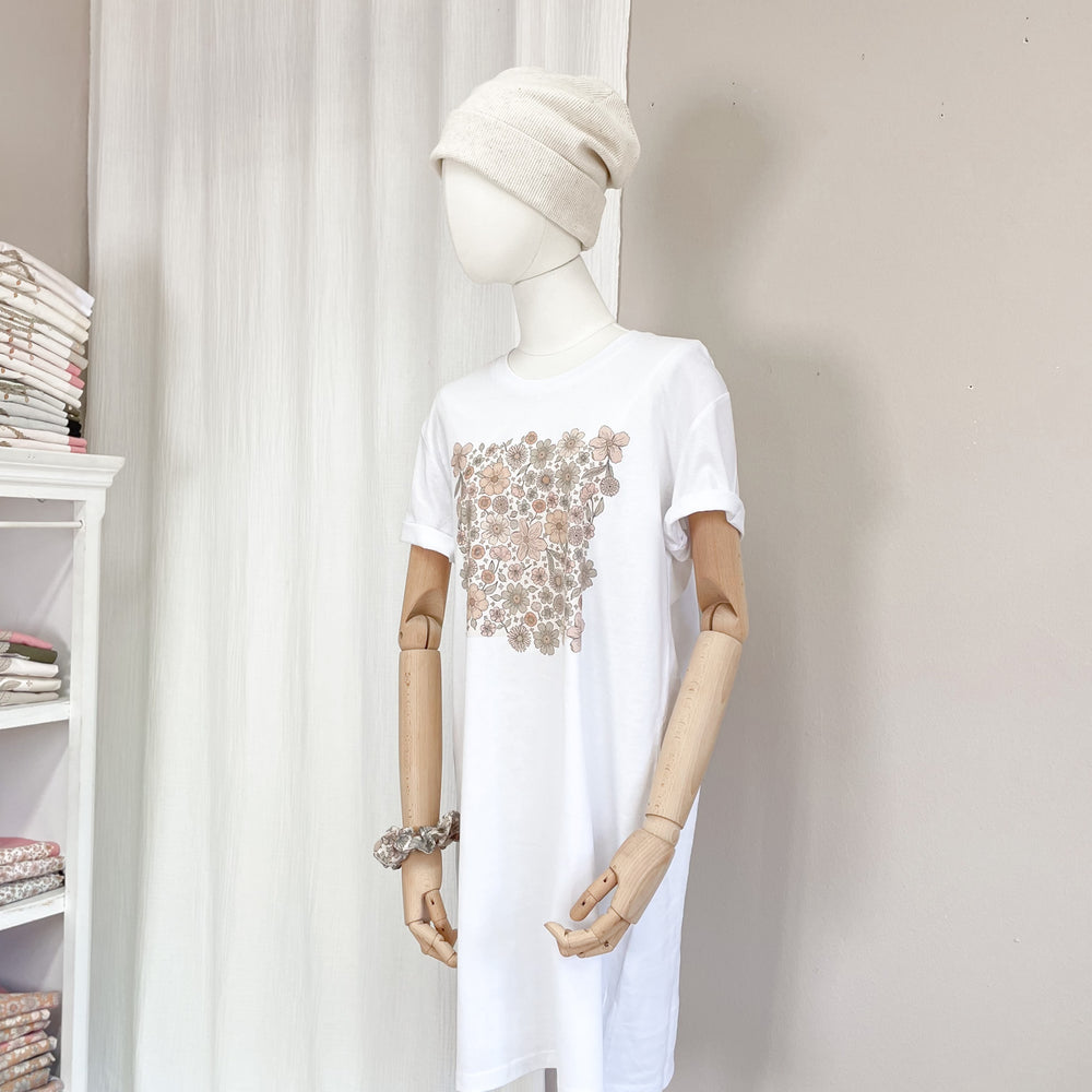 
                      
                        T-shirt dress / Ecru bold floral / white
                      
                    