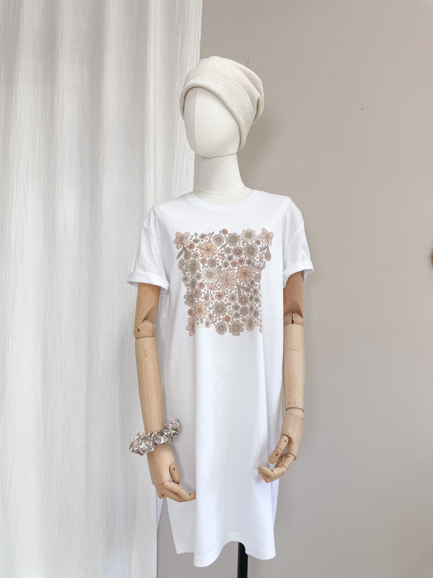 T-shirt dress / Ecru bold floral / white