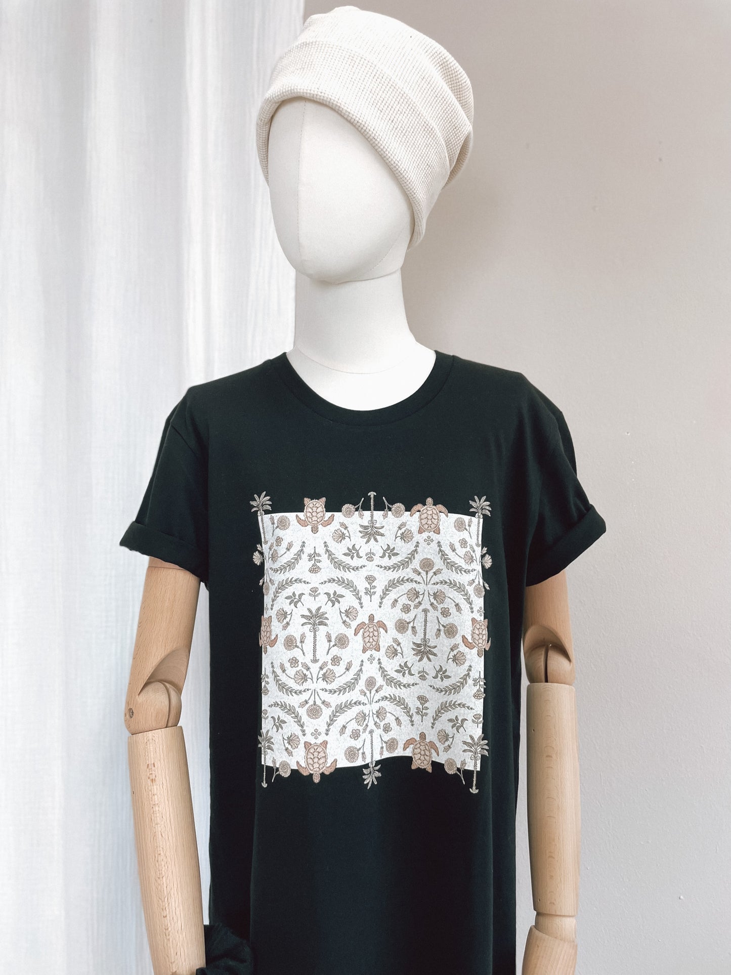 Load image into Gallery viewer, T-shirt dress / Oriental turtles / black
