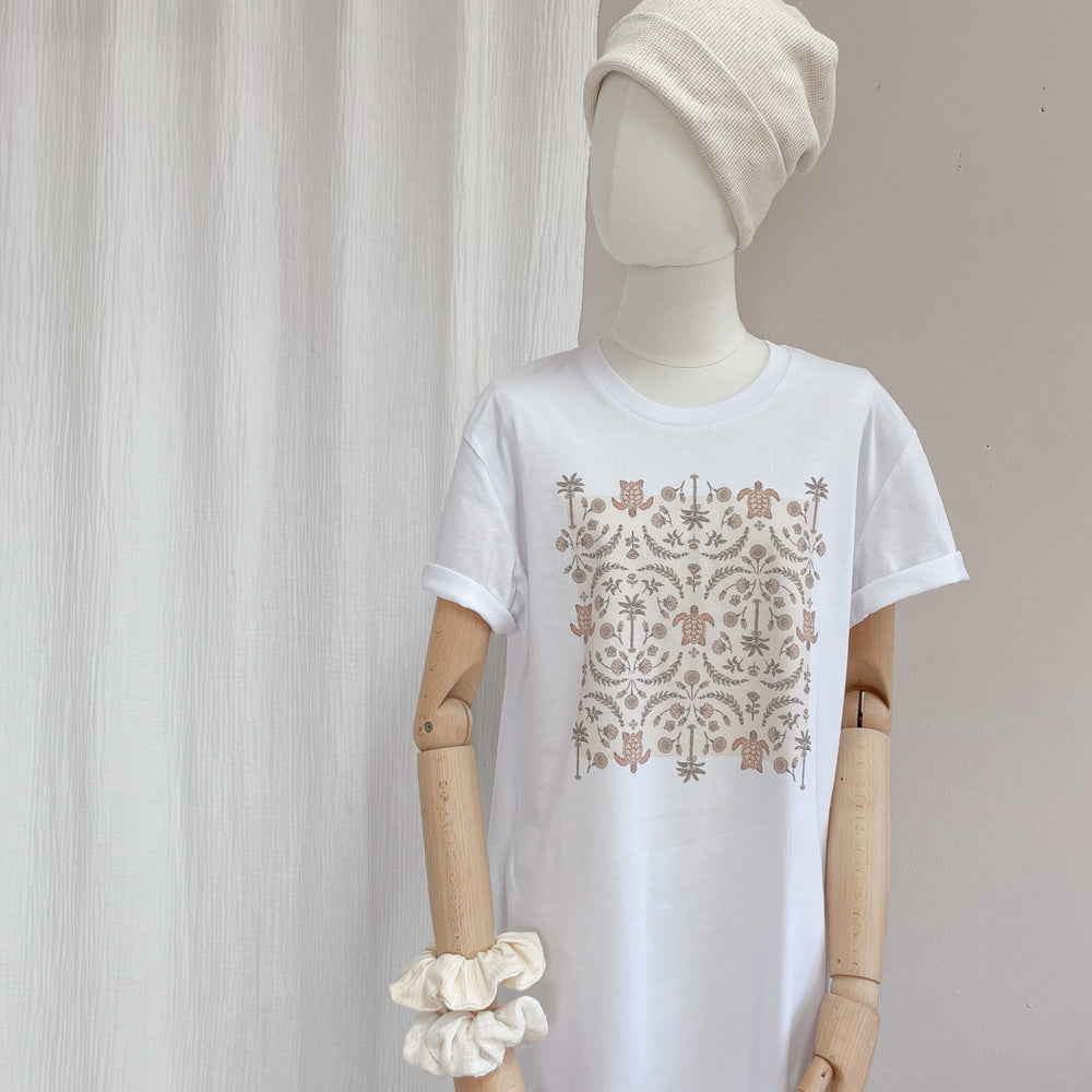 
                      
                        T-shirt dress / Oriental turtles / white
                      
                    