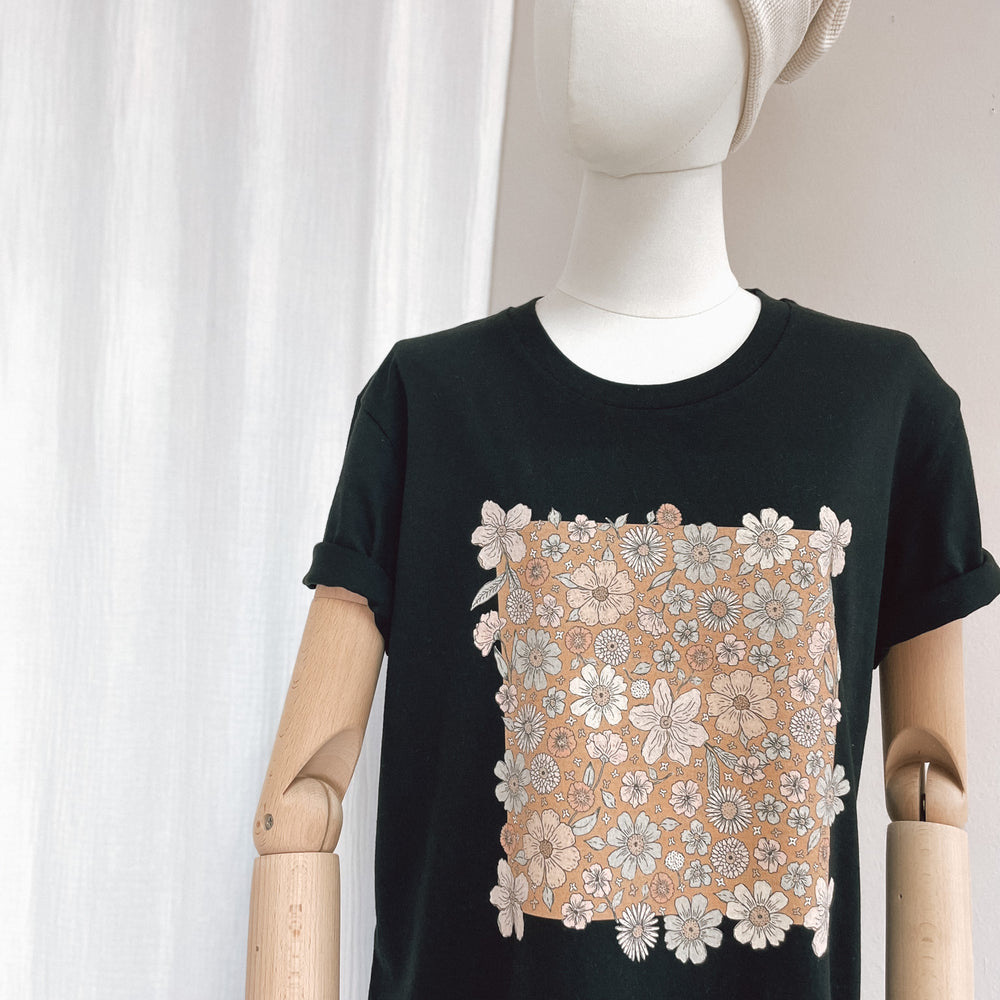 T-shirt obleka / caramel bold floral - black