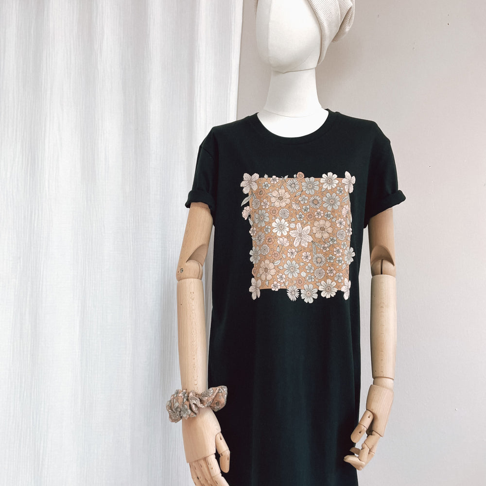 
                      
                        T-shirt obleka / caramel bold floral - black
                      
                    