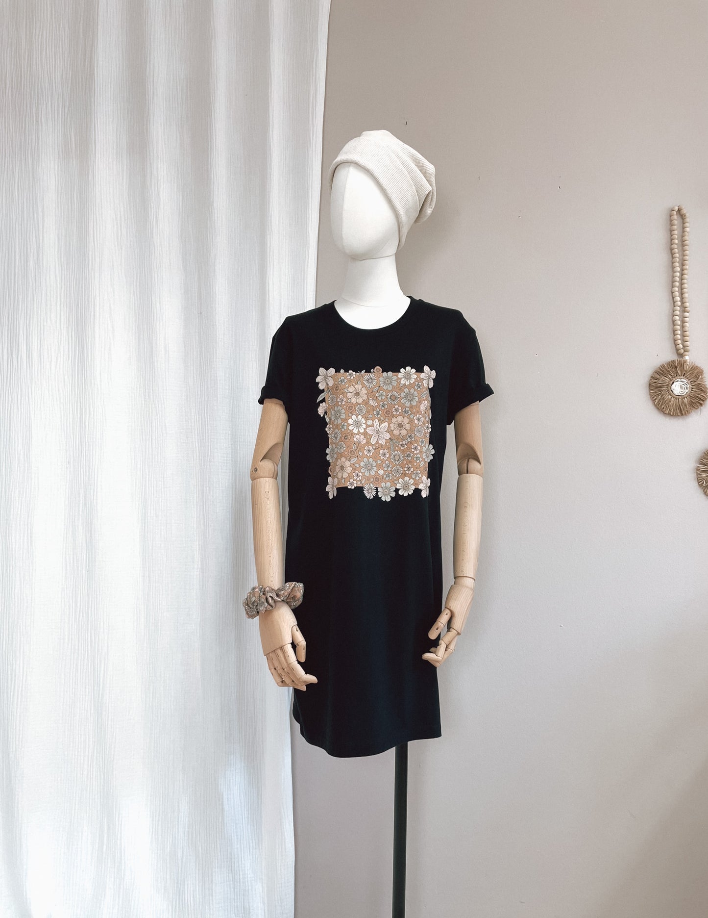 T-shirt dress / Caramel bold floral / black