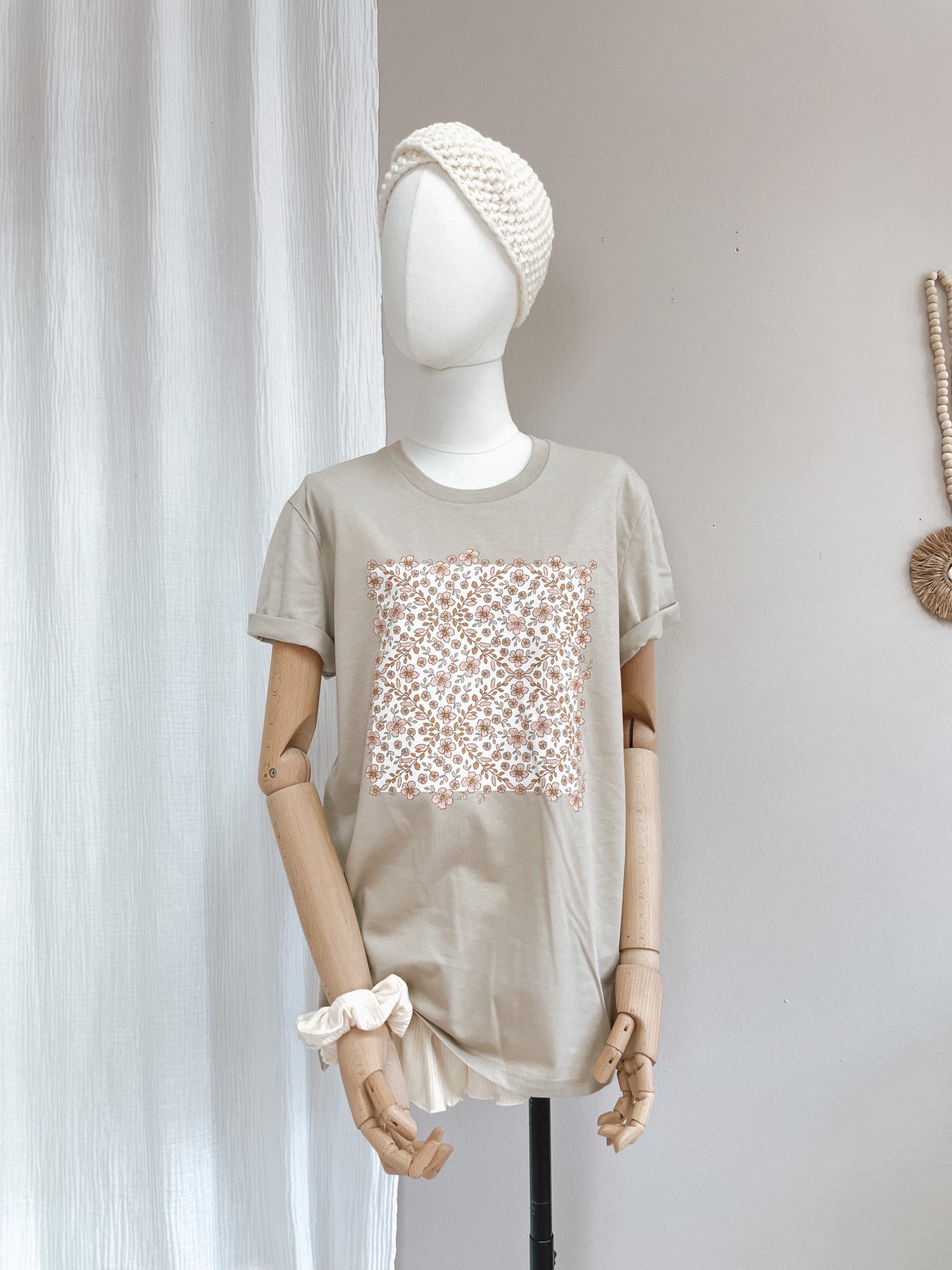 Load image into Gallery viewer, T-shirt / floral garland / sand
