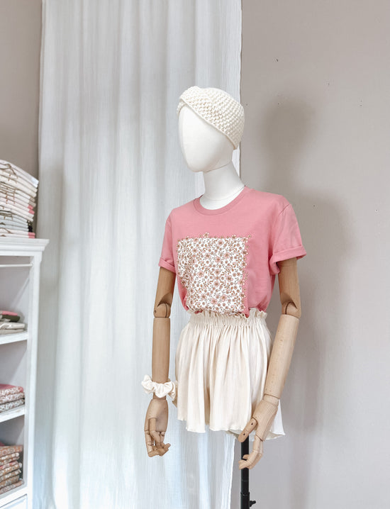 T-shirt / floral garland / bubble gum