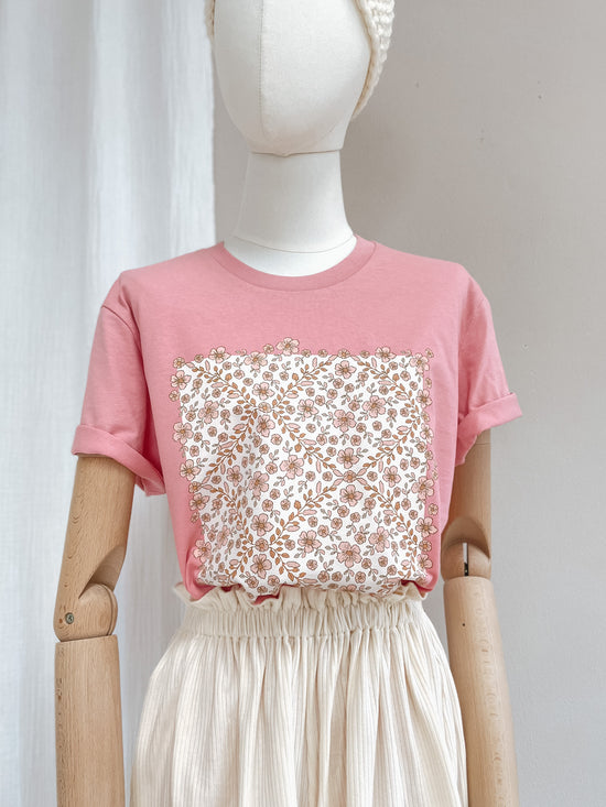T-shirt / floral garland / bubble gum