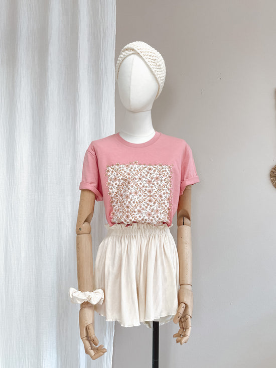 T-shirt / floral garland / bubble gum