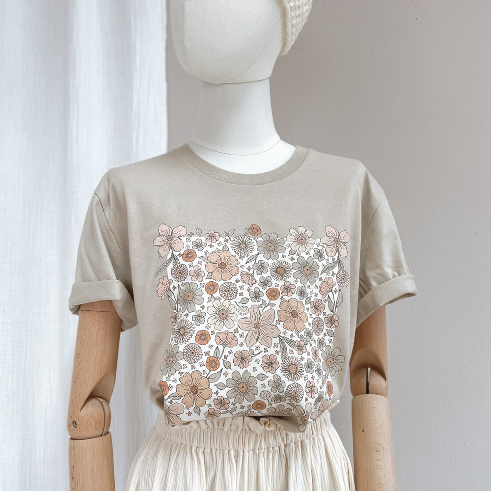 
                      
                        T-shirt / Bold floral ecru / sand
                      
                    