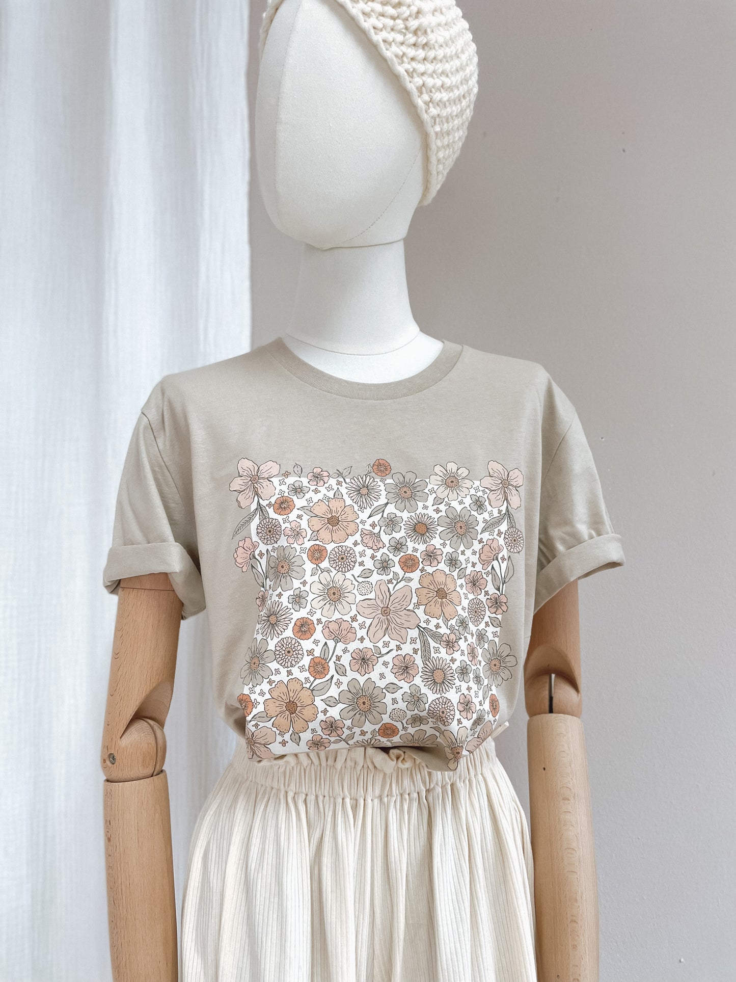 T-shirt / Bold floral ecru / sand