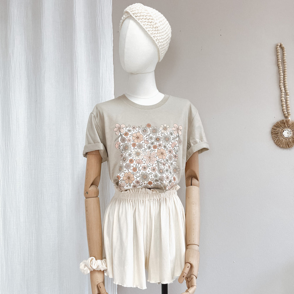 
                      
                        T-shirt / Bold floral ecru / sand
                      
                    