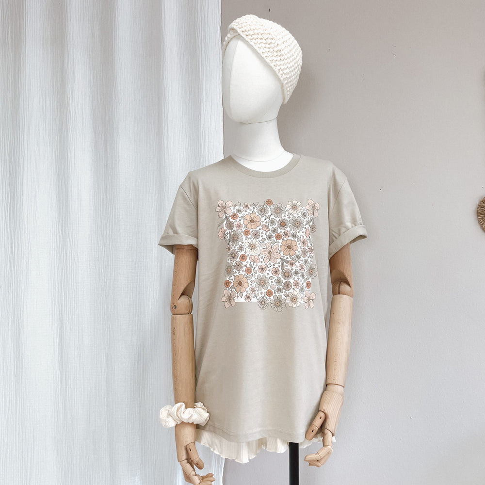 
                      
                        T-shirt / Bold floral ecru / sand
                      
                    