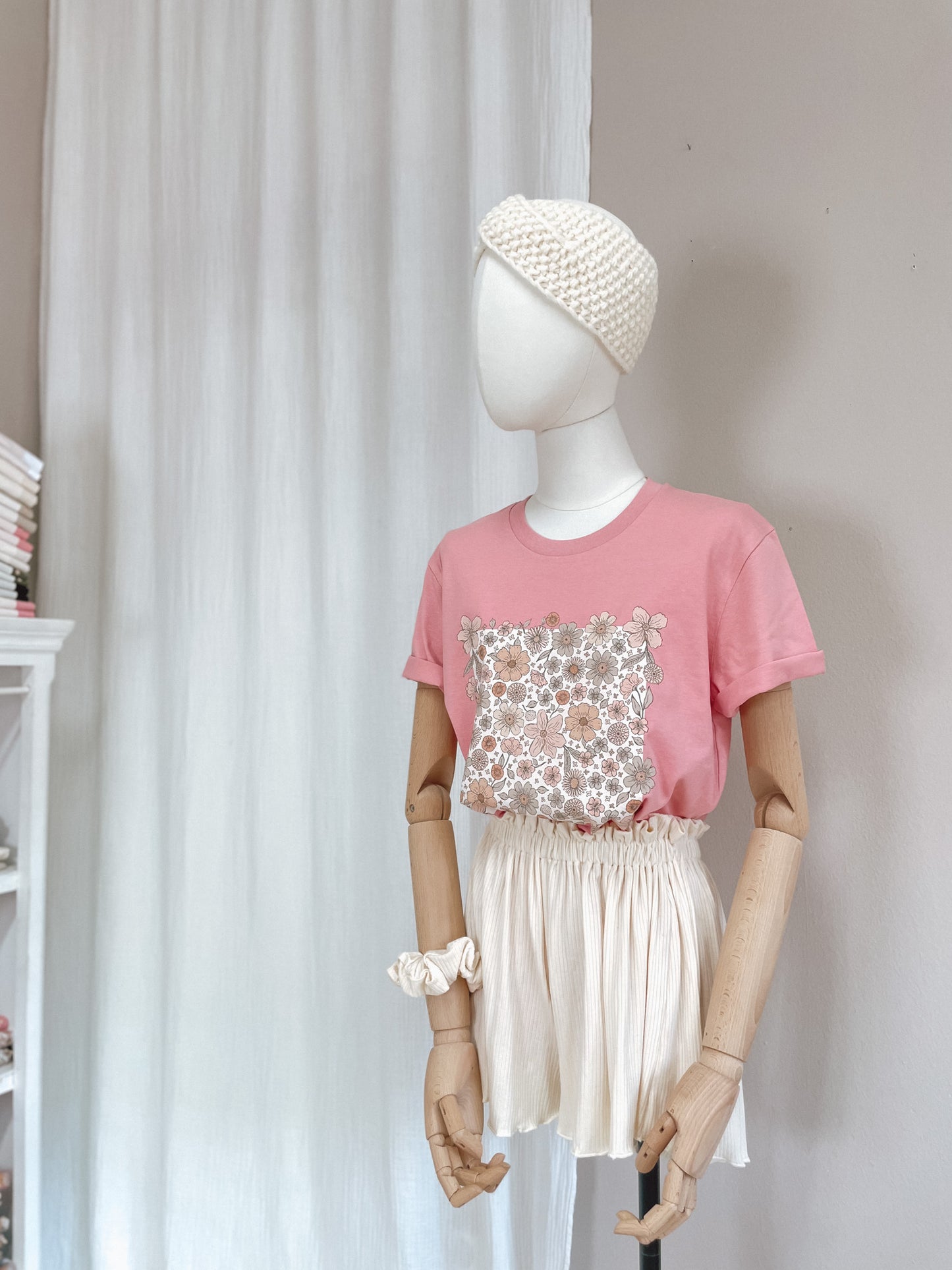 T-shirt / Bold floral ecru / bubble gum