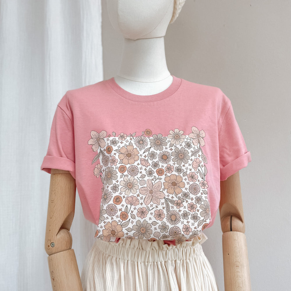 
                      
                        T-shirt / Bold floral ecru / bubble gum
                      
                    