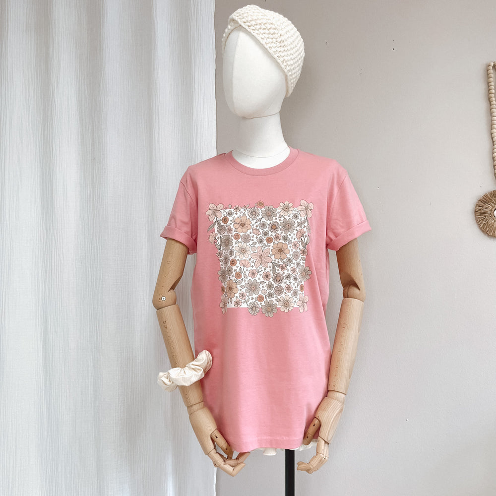 
                      
                        T-shirt / Bold floral ecru / bubble gum
                      
                    