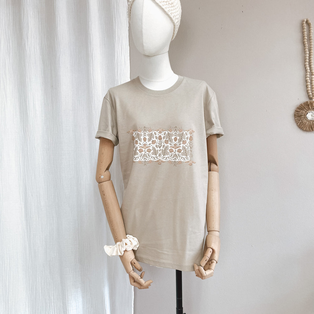 
                      
                        T-shirt / Ecru Botanical owls / sand
                      
                    