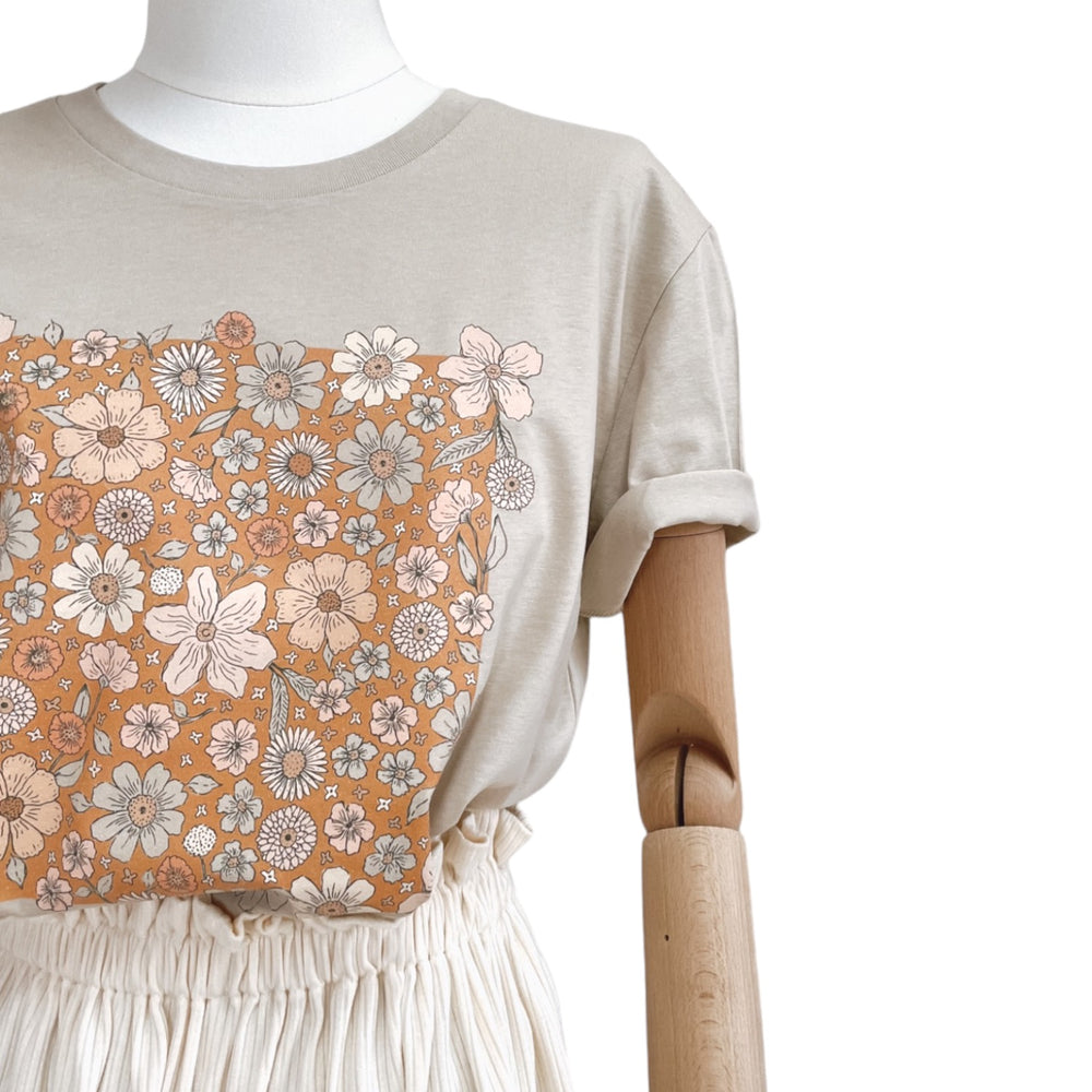 
                      
                        T-shirt / Bold floral caramel / sand
                      
                    