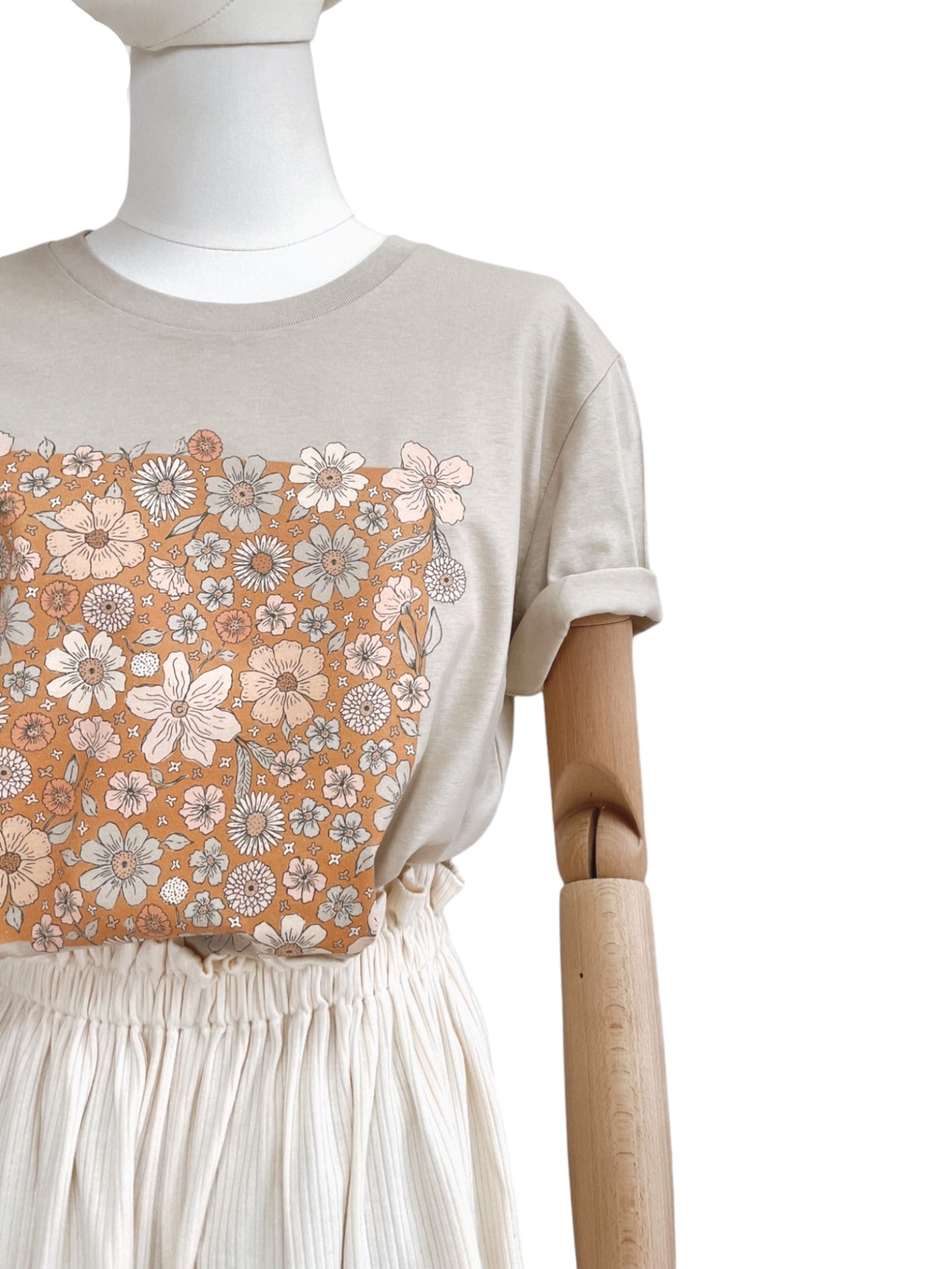 T-shirt / Bold floral caramel / sand