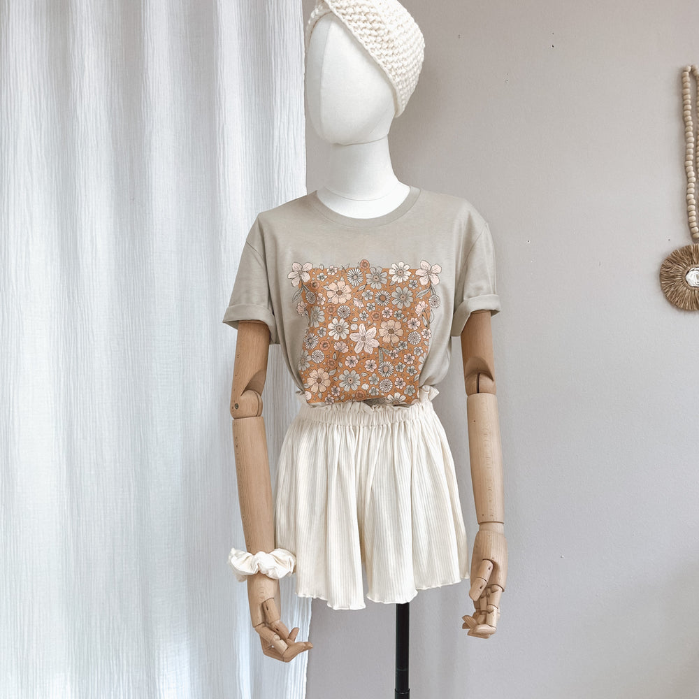 
                      
                        T-shirt / Bold floral caramel / sand
                      
                    