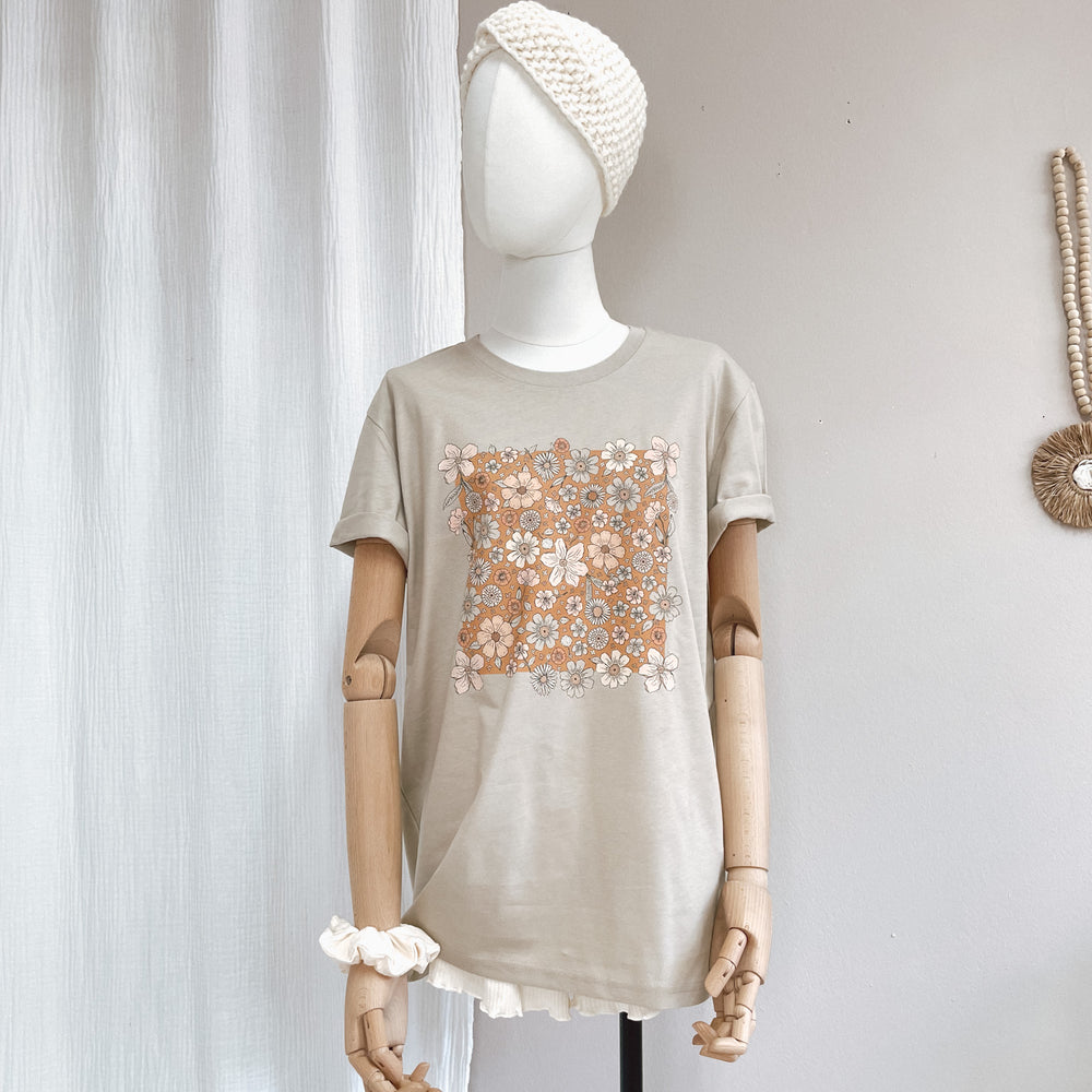 
                      
                        T-shirt / Bold floral caramel / sand
                      
                    