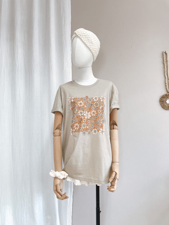 T-shirt / Bold floral caramel / sand