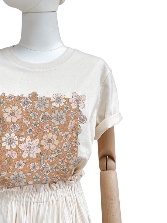 T-shirt / Bold floral caramel / ecru