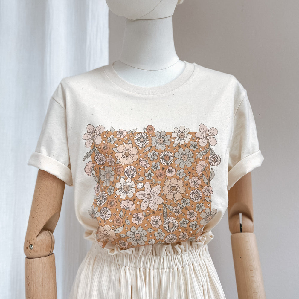 T-shirt / Bold floral caramel / ecru